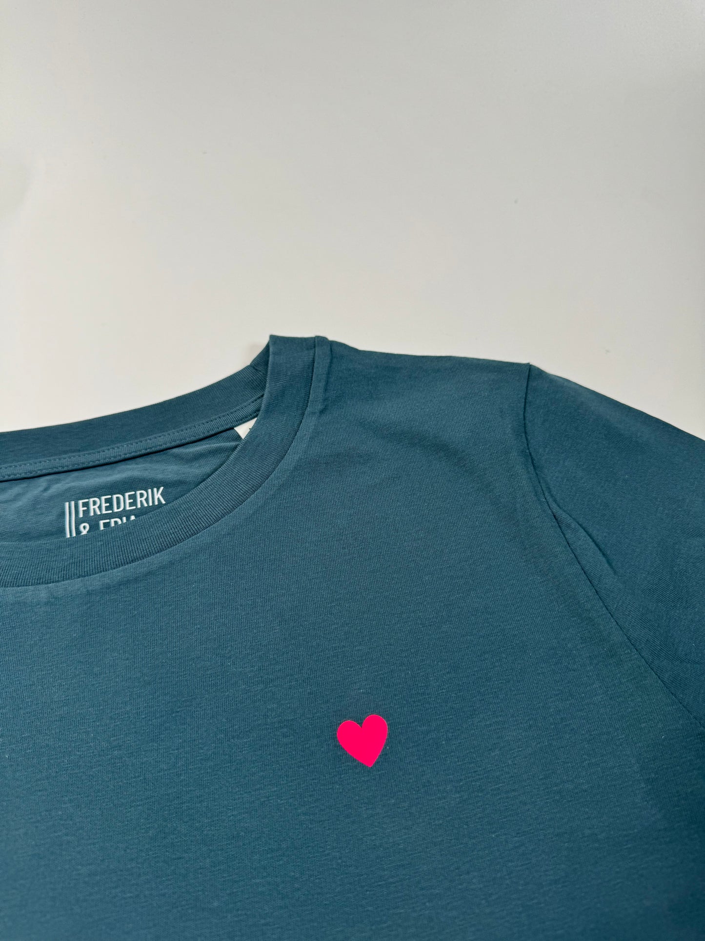 T-Shirt, Frauen, Herzdruck, Petrol / Neon Pink
