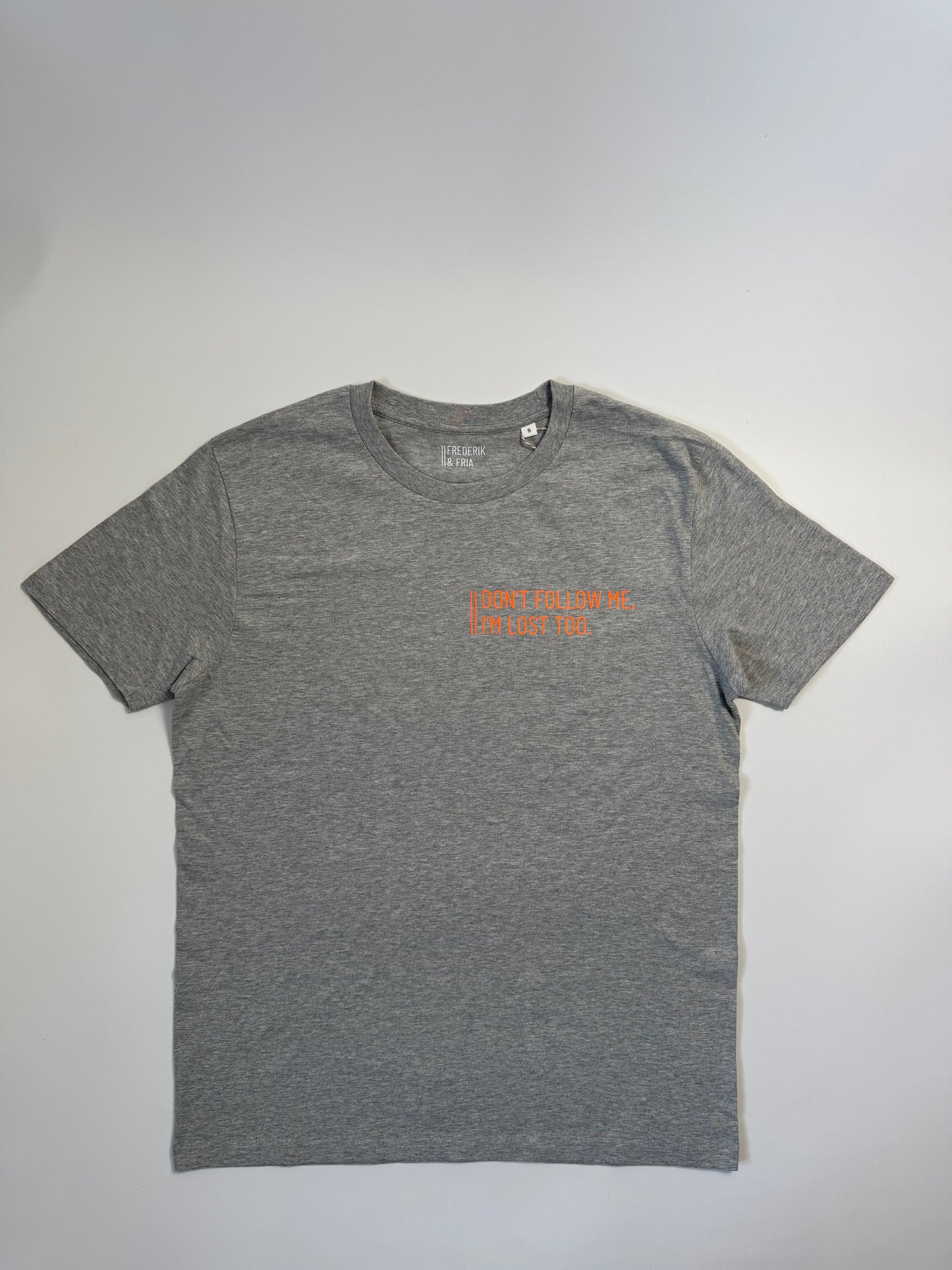 T-Shirt Unisex 'Don’t follow me, I‘m lost too.': grau / neon orange