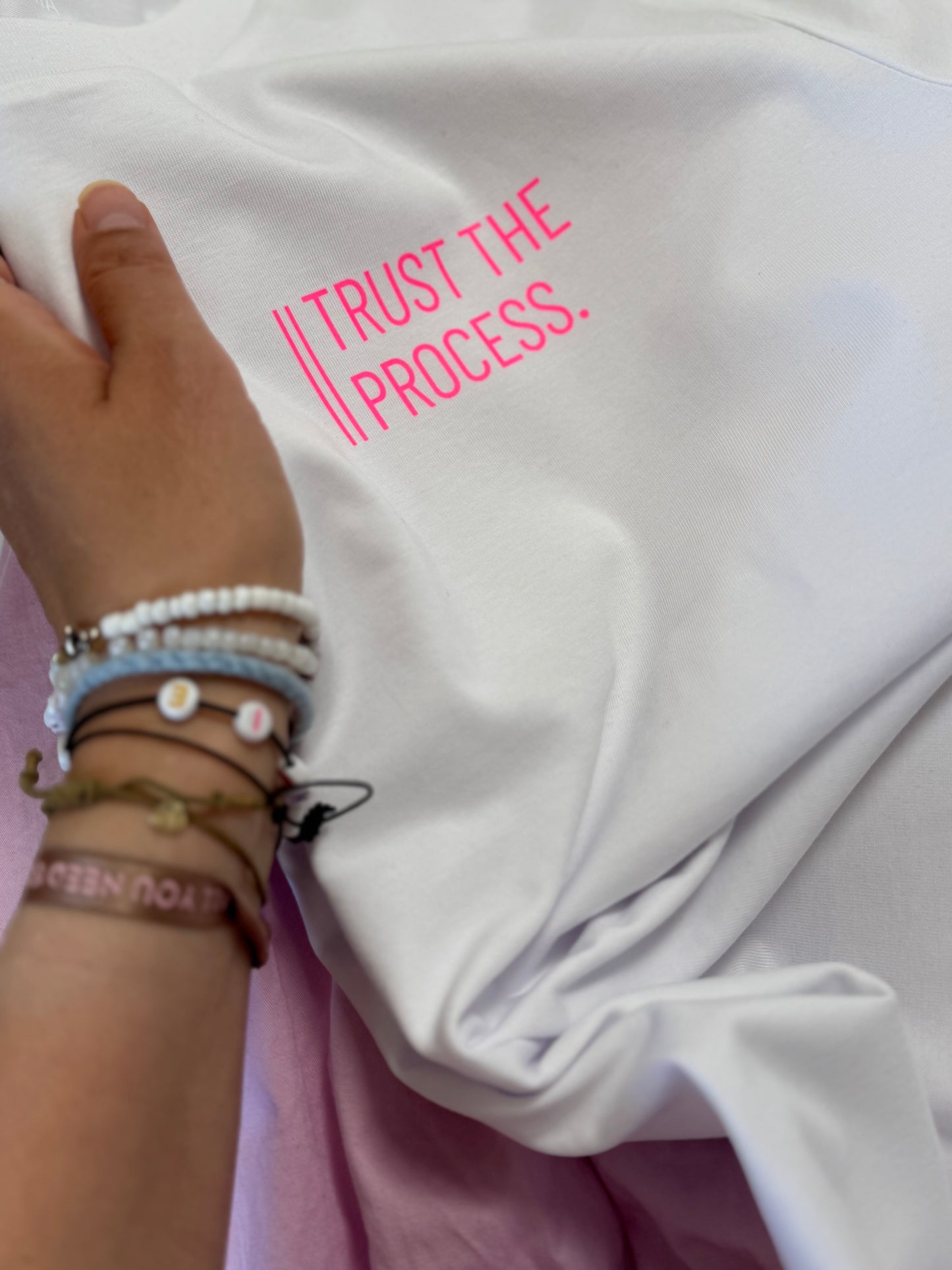 T-Shirt Frauen 'Trust the process.' (B): Weiß / Neon Pink