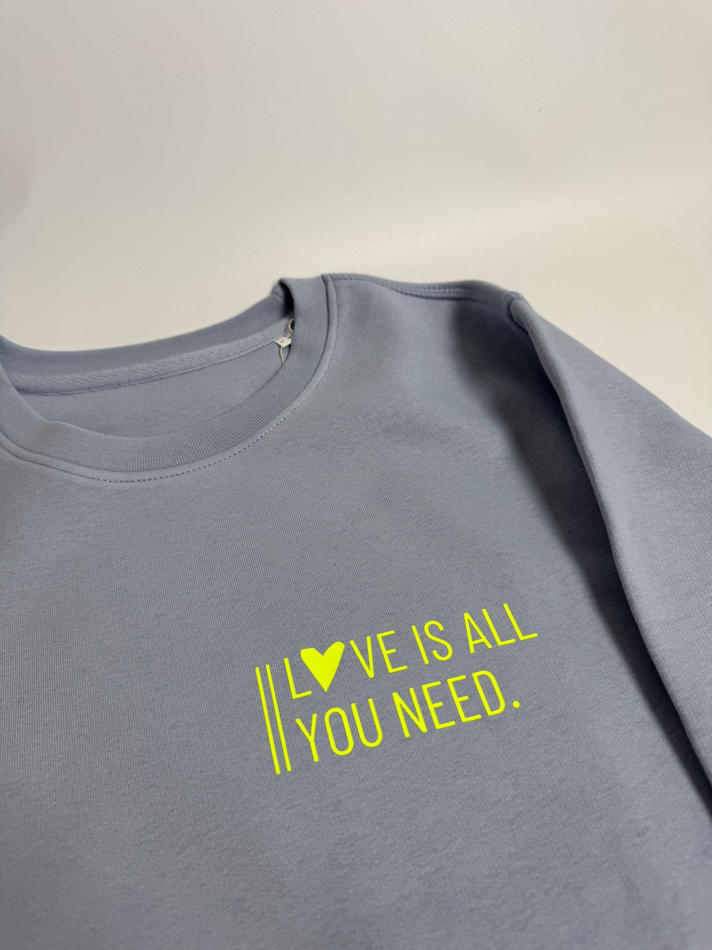 Sweatshirt Unisex ‚Love is all you need.‘: Serene Blue / Neon Gelb