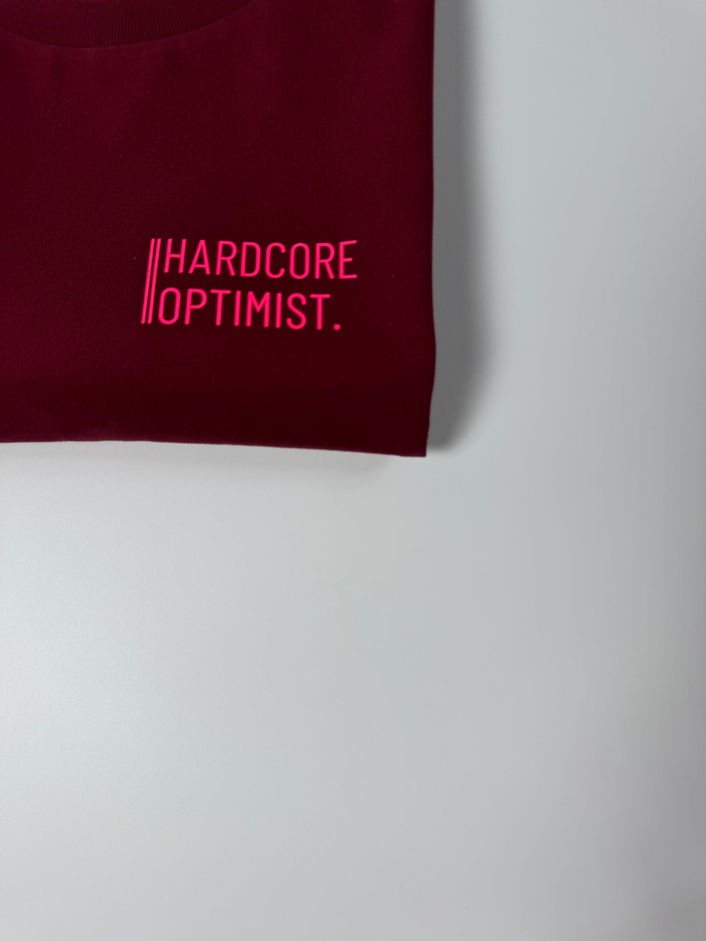 T-Shirt, Frauen, ‚Hardcore Optimist.‘, Burgundy / Neon Pink