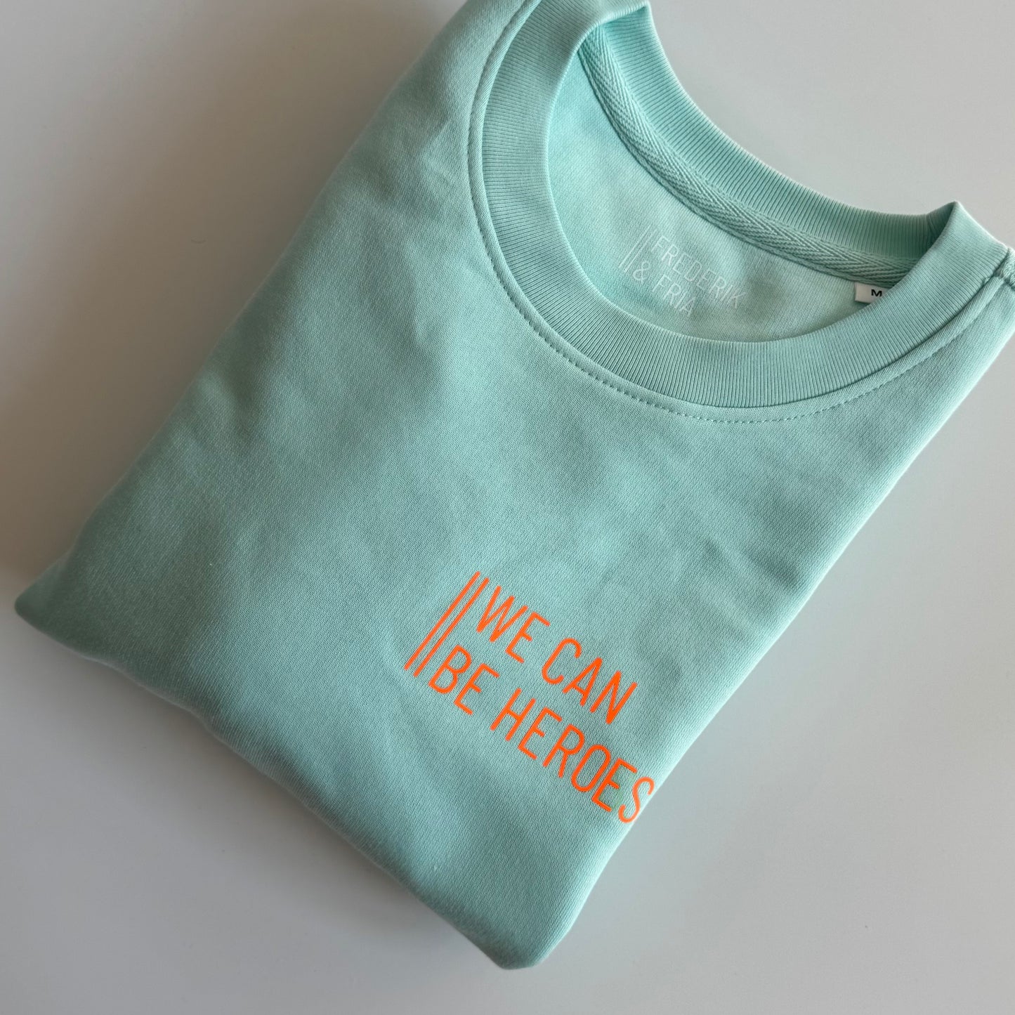 Reduzierte B-Ware: Sweatshirt Unisex ‚We can be heroes': Caribean Blue / Neon Orange, Größe M