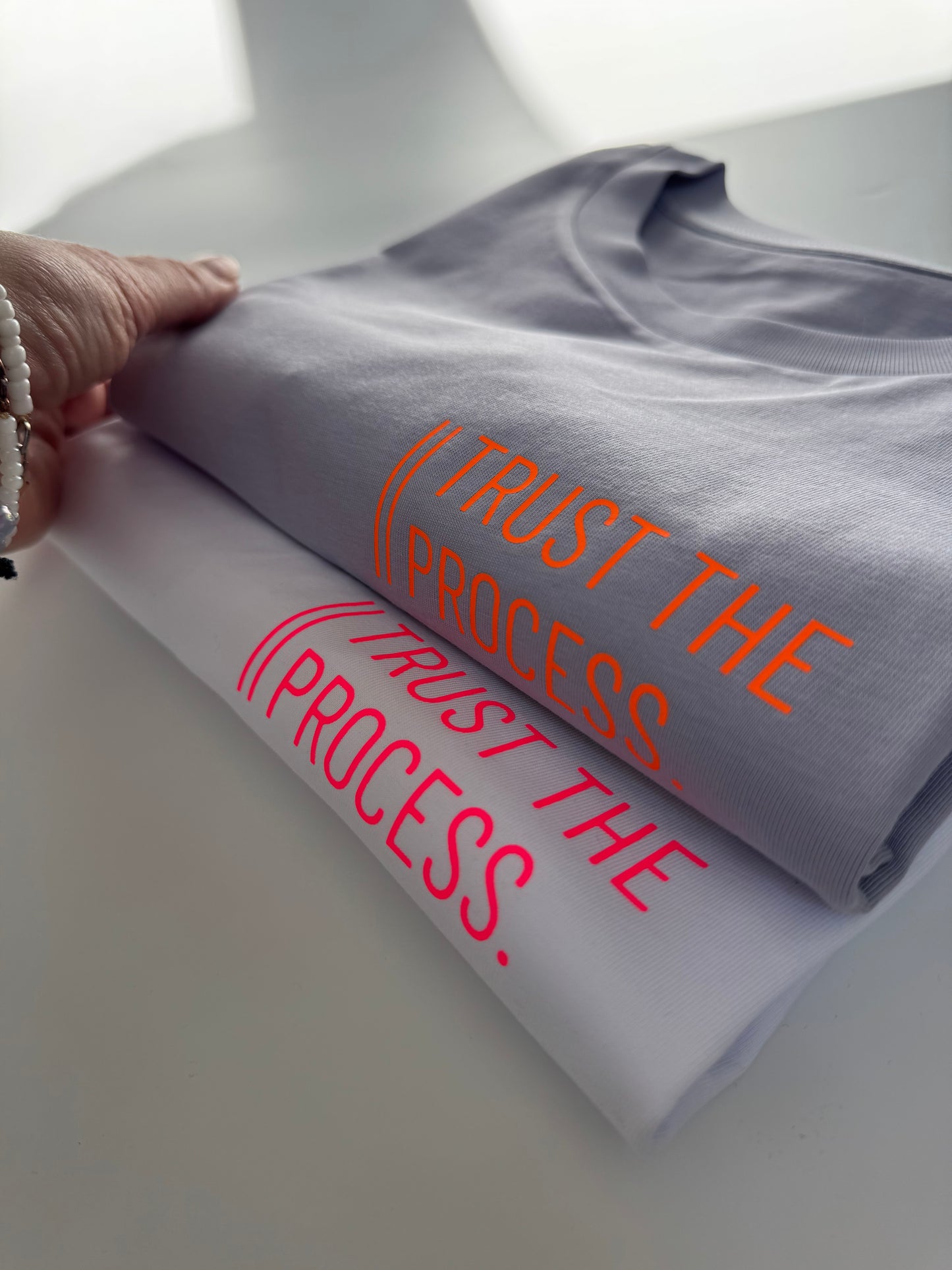 T-Shirt Frauen  'Trust the process.': Weiß / Neon Pink