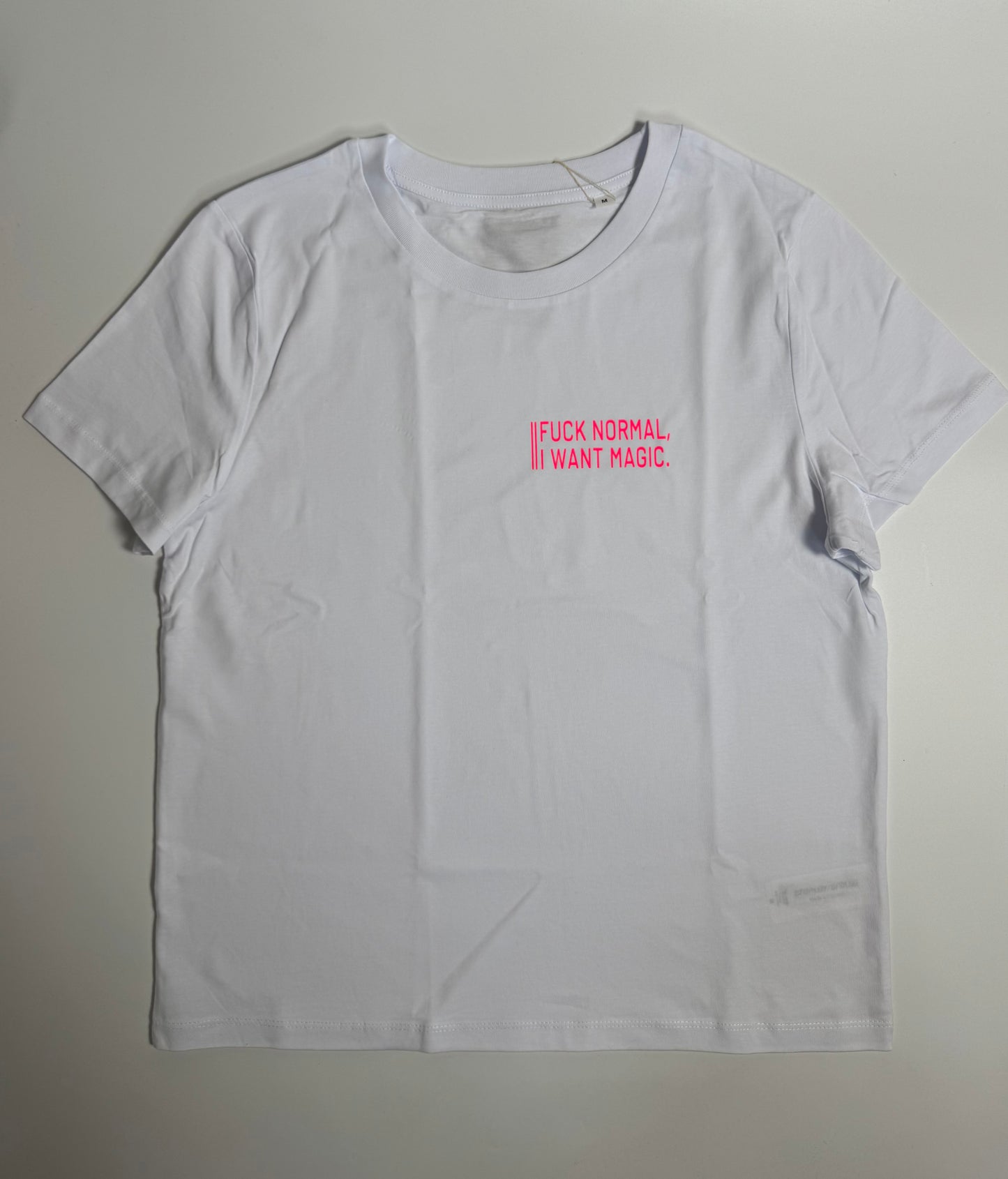 T-Shirt, Frauen, ‚Fuck normal, I want magic.‘, Weiß / Neon Pink