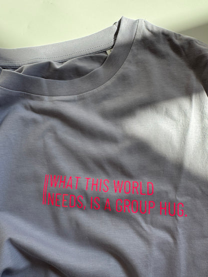 T-Shirt Frauen  'What this world needs, is a group hug.': Lila / Neon Pink