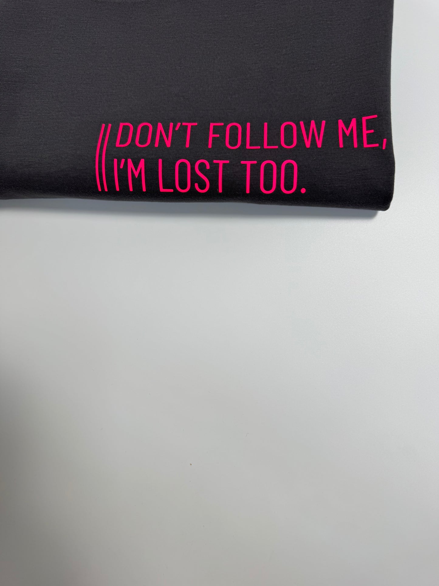 T-Shirt Unisex, ‚Don’t follow me, I‘m lost too.‘: Anthrazit/ Neon Pink