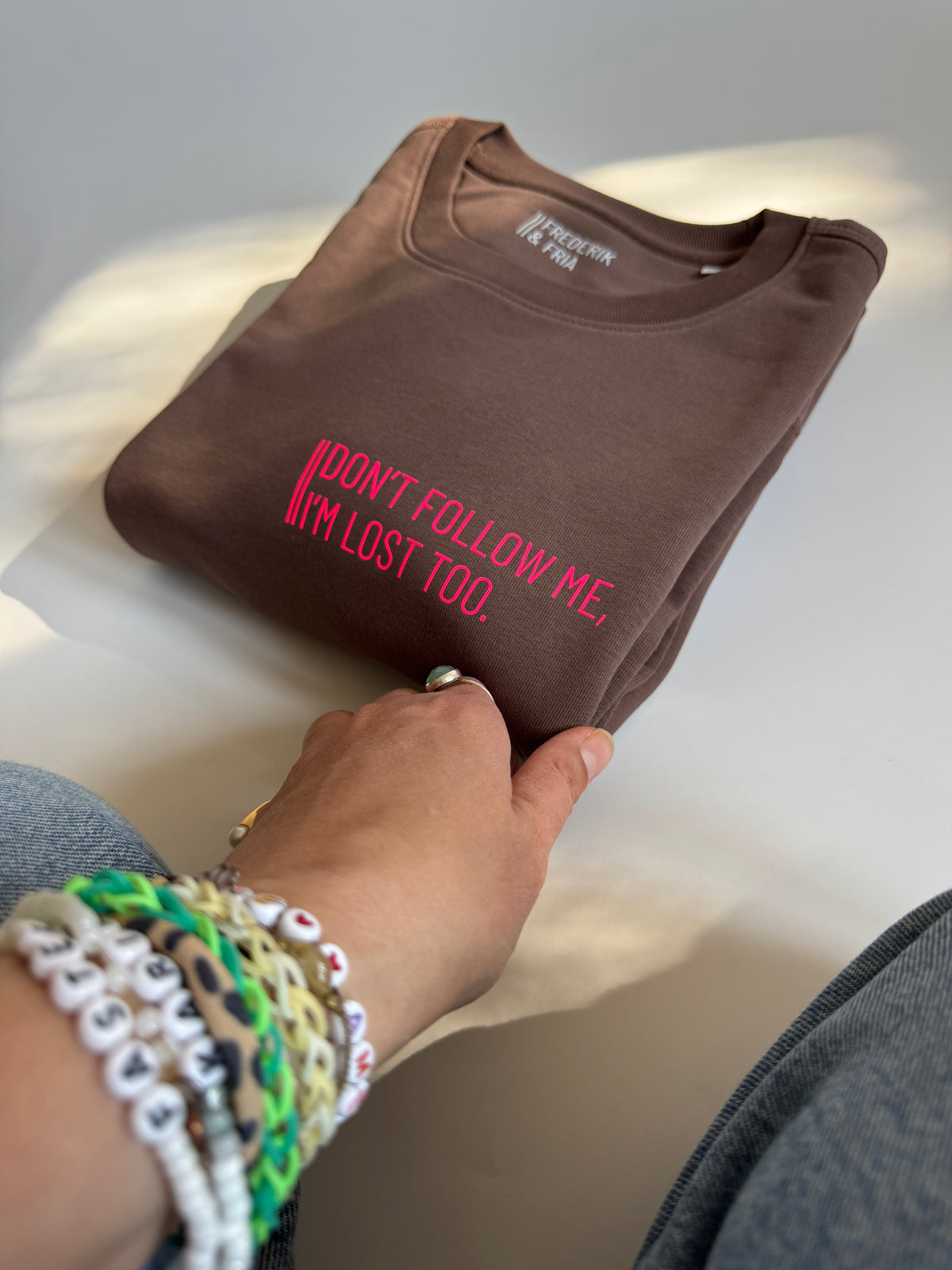 Sweatshirt Unisex 'Don't follow me, I'm lost too.': Mocca / Neon Pink
