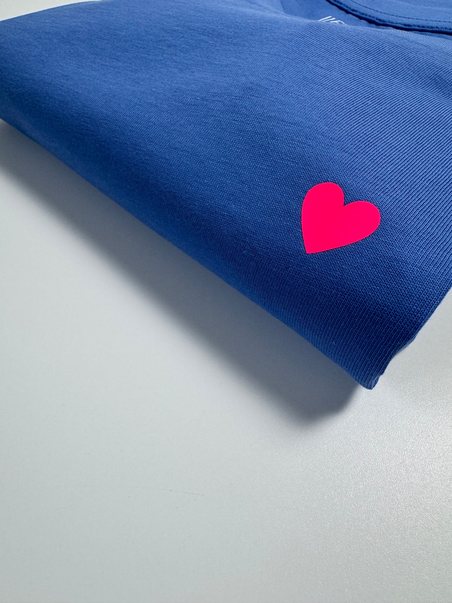 T-Shirt Unisex, Herzdruck, Blau / Neon Pink
