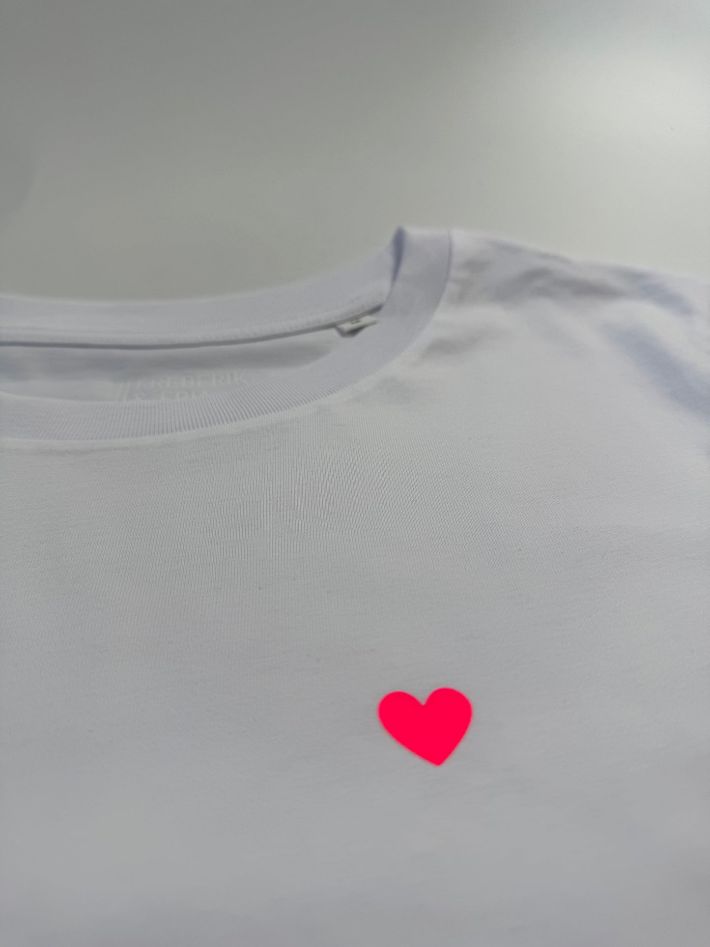 T-Shirt Frauen Herzdruck (B): Weiß / Neon Pink