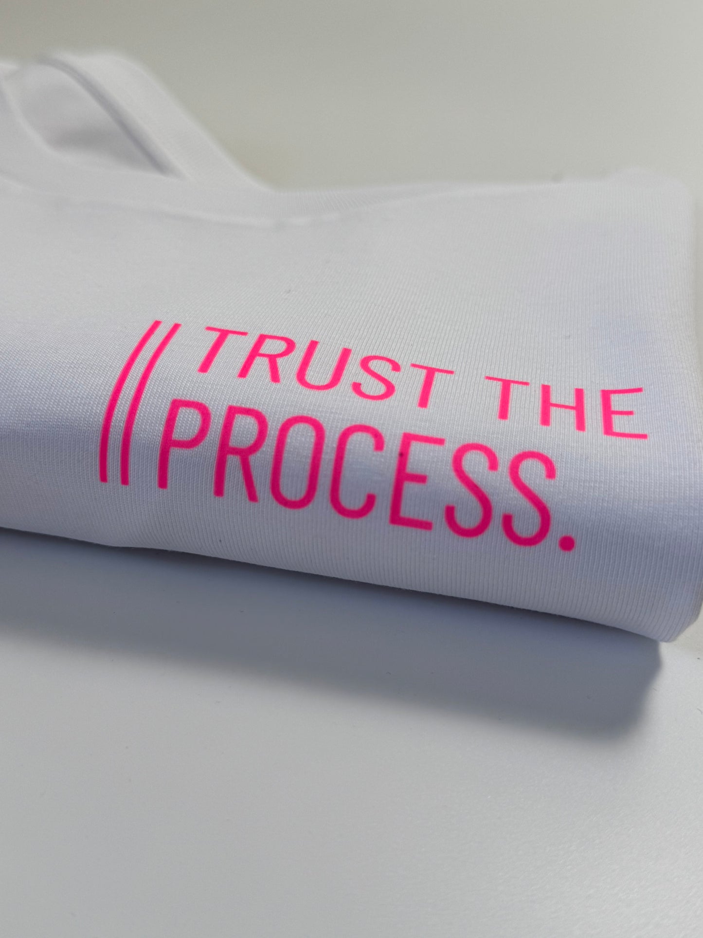 T-Shirt Frauen 'Trust the process.' (B): Weiß / Neon Pink