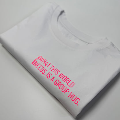 T-Shirt, Frauen, ‚What this world needs, is a group hug.‘, Weiß / Neon Pink