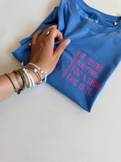 T-Shirt Unisex, 'If you're waiting for sign, this is it.', Blau / Neon Pink