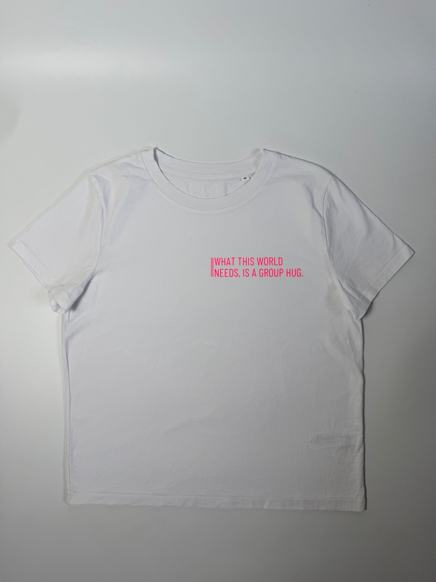 T-Shirt, Frauen, ‚What this world needs, is a group hug.‘, Weiß / Neon Pink