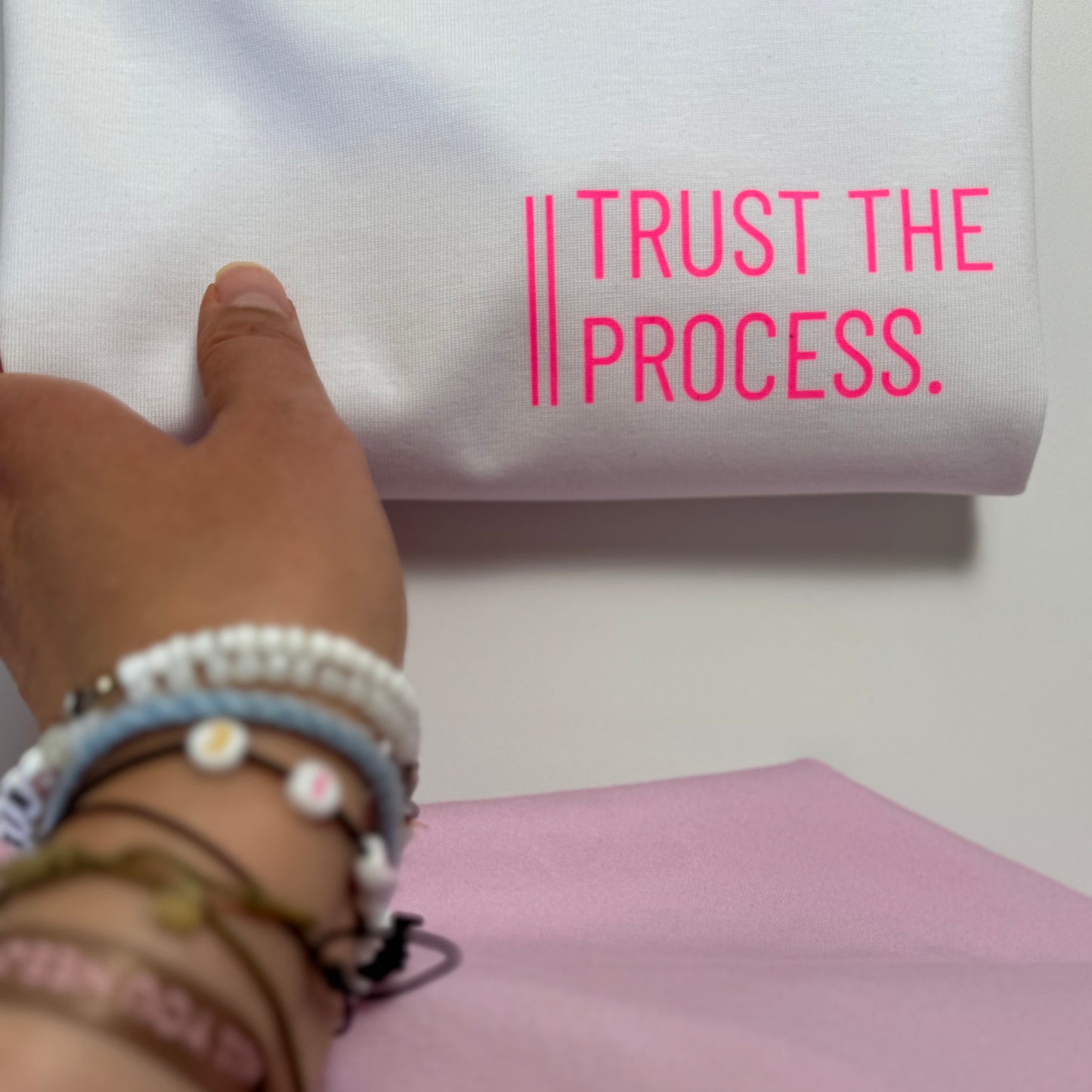 T-Shirt Frauen 'Trust the process.' (B): Weiß / Neon Pink
