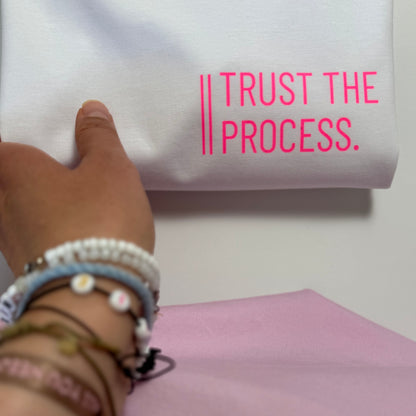 T-Shirt Frauen 'Trust the process.' (B): Weiß / Neon Pink