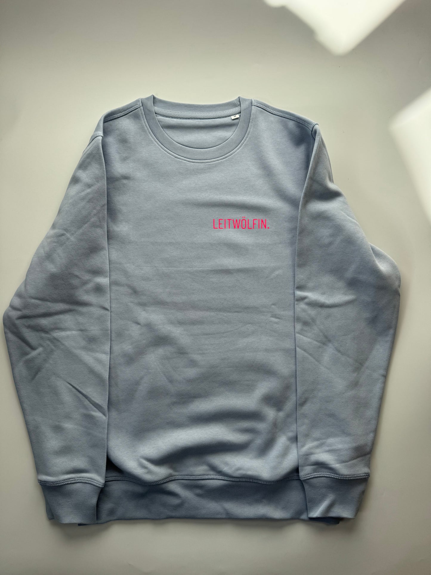 Sweatshirt ‚Leitwölfin.‘ (B), Serene Blue / Neon Pink