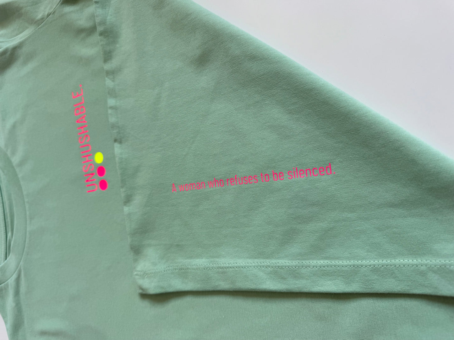 T-Shirt Frauen, ‚Unshushable.‘: Jade / Neon Pink