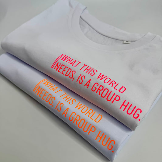 T-Shirt, Frauen, ‚What this world needs, is a group hug.‘, Weiß / Neon Pink