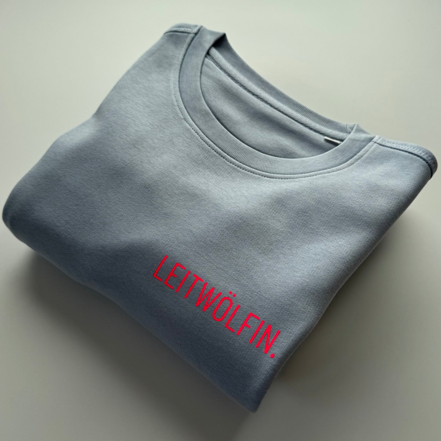 Sweatshirt ‚Leitwölfin.‘ (B), Serene Blue / Neon Pink