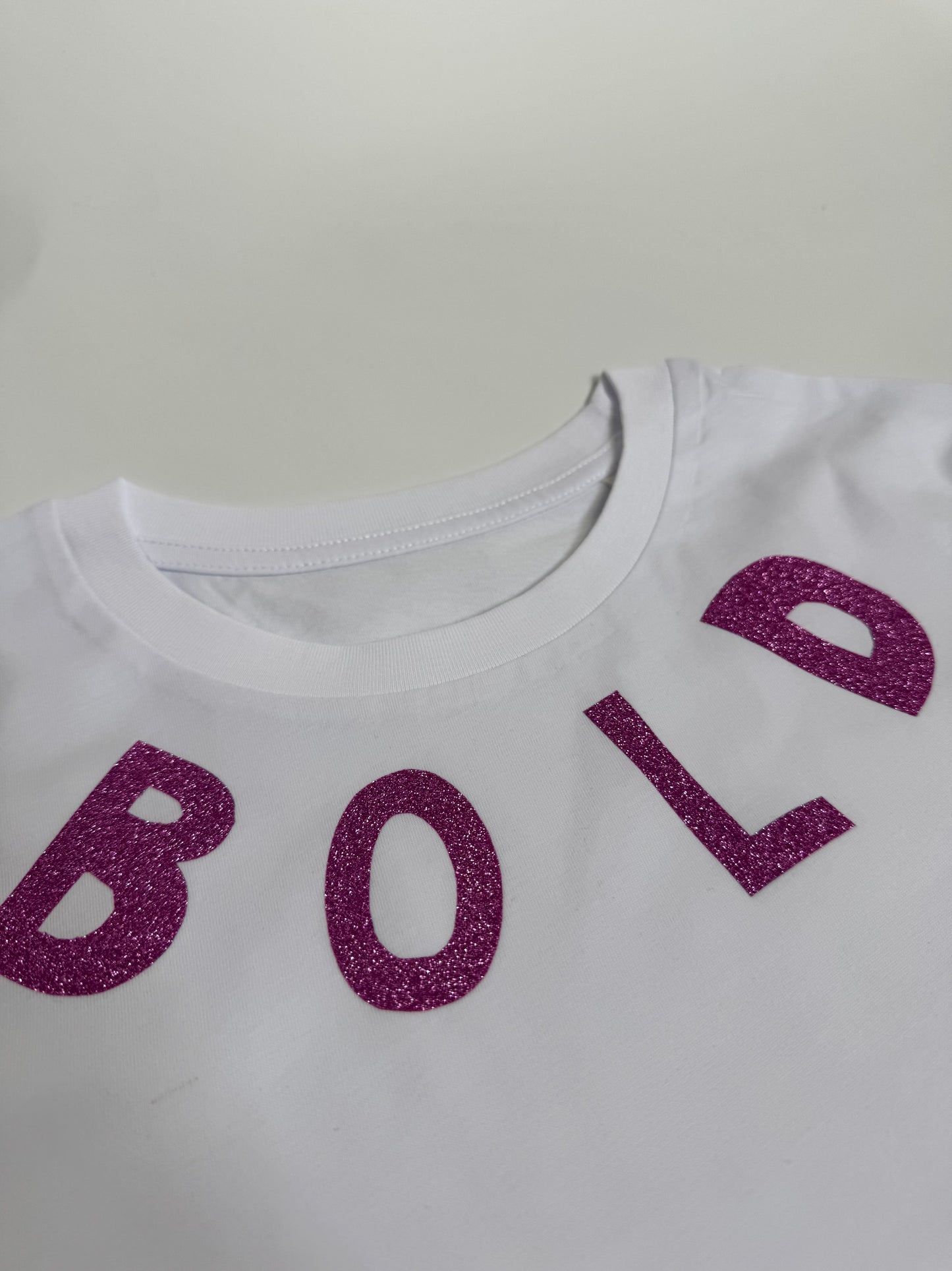 T-Shirt Unisex, BOLD, Weiß / Schwarz Glitzer, Lila Glitzer