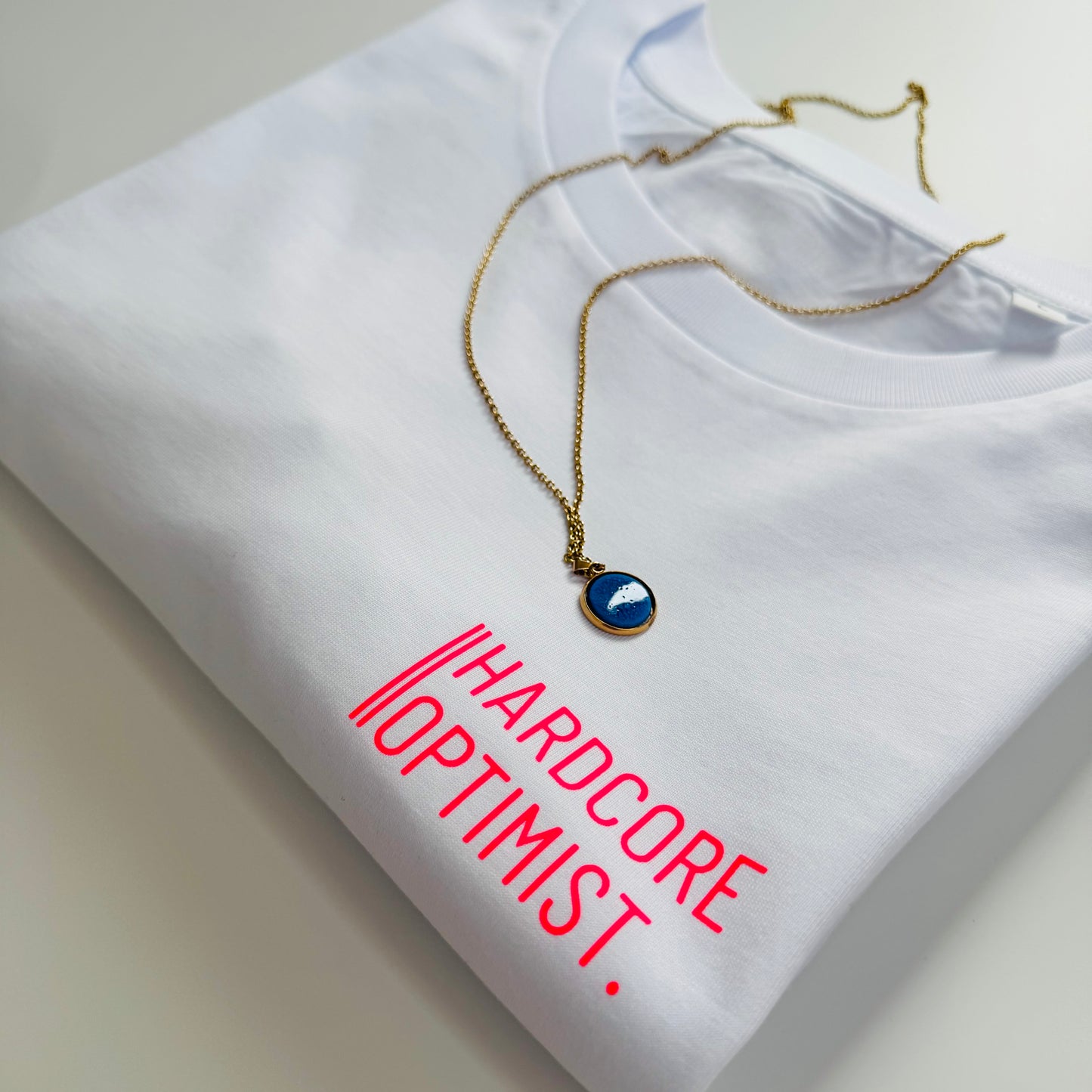T-Shirt, Frauen, ‚Hardcore Optimist.‘, Weiß / Neon Pink