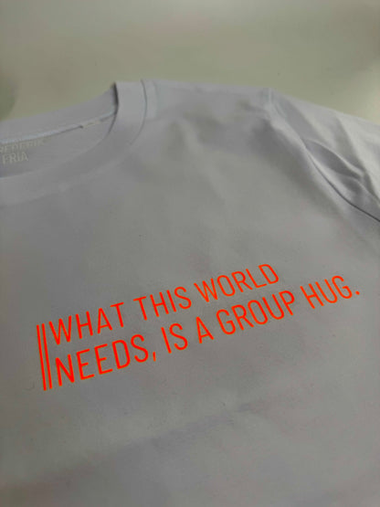 T-Shirt, Frauen, ‚What this world needs, is a group hug.‘, Weiß / Neon Pink