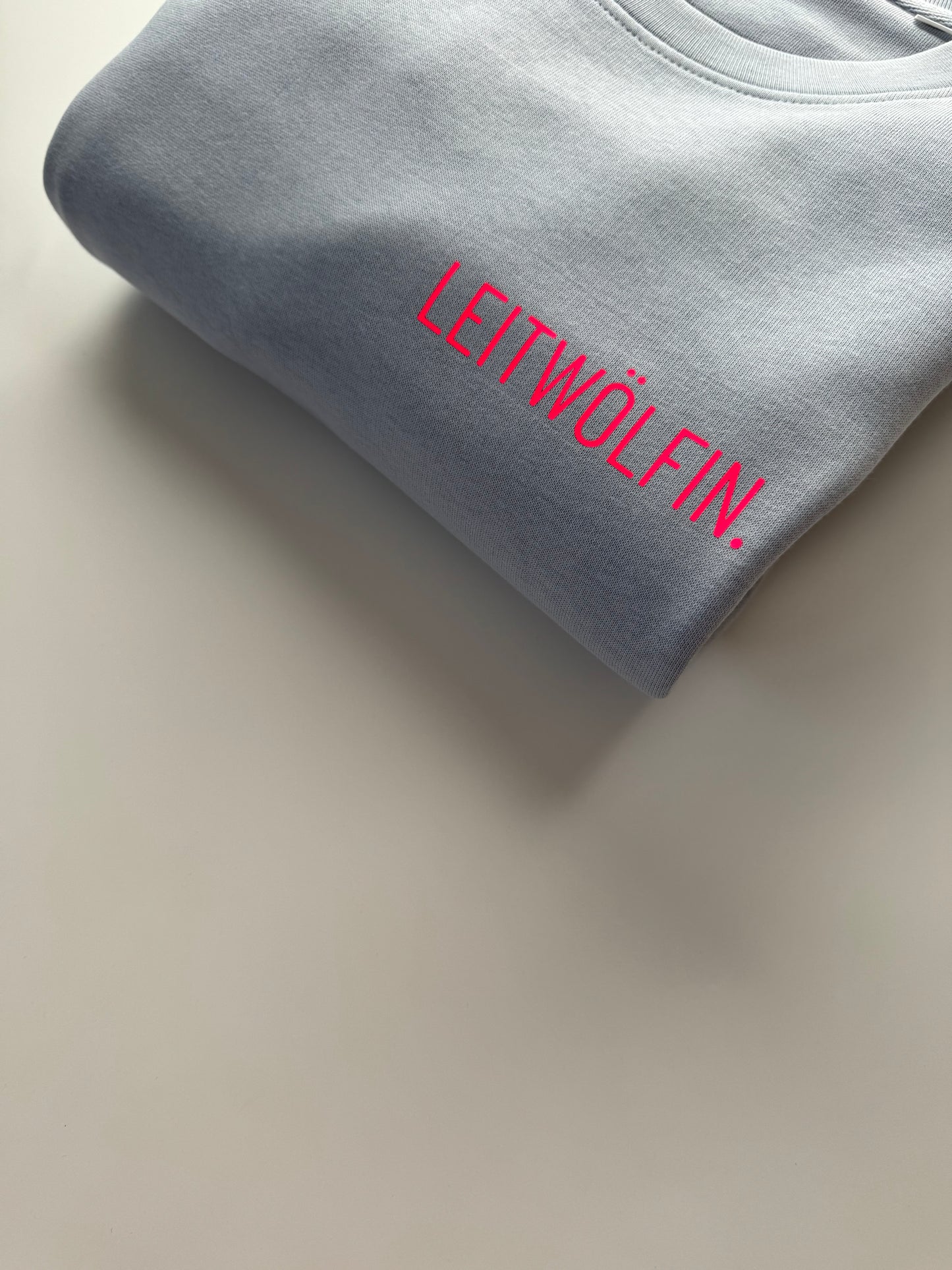 Sweatshirt ‚Leitwölfin.‘ (B), Serene Blue / Neon Pink