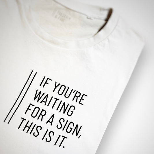 T-Shirt Unisex 'If you're waiting for a sign, this is it.': weiß / schwarz